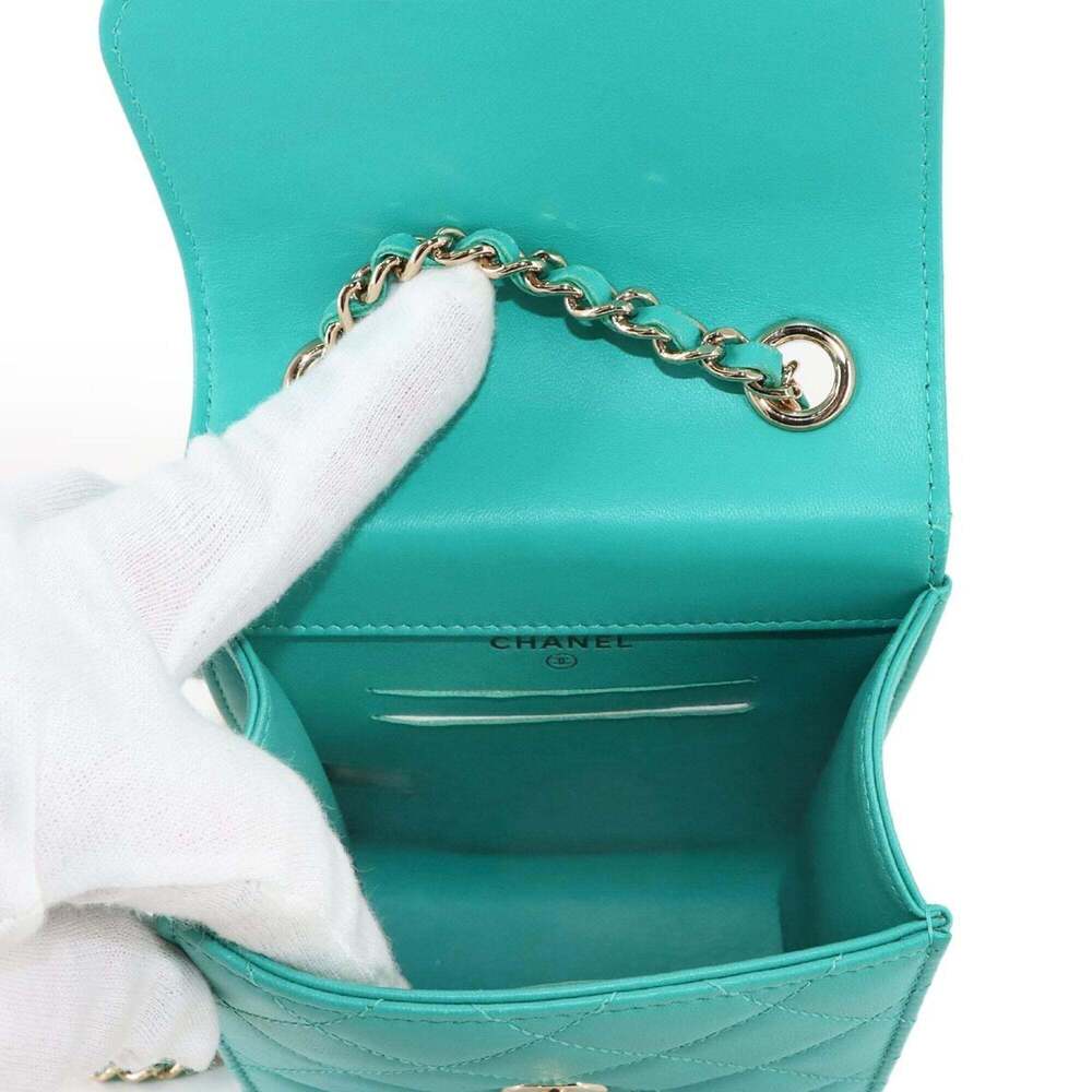 CHANEL Green Leather Shoulder Bag - Picture 8 of 10